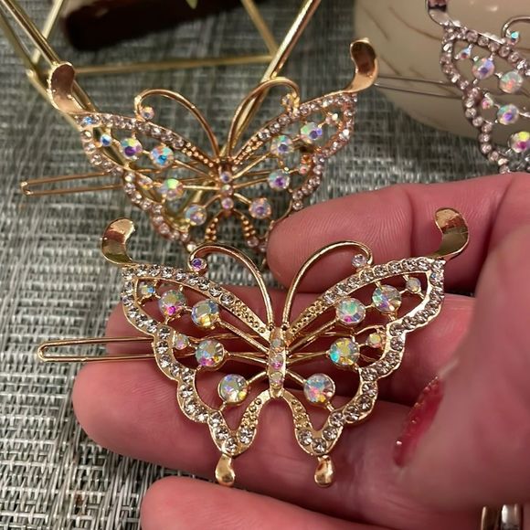 #22 Set of 2 NWOT Sparkly Bling Butterly Barrettes - Picture 1 of 16